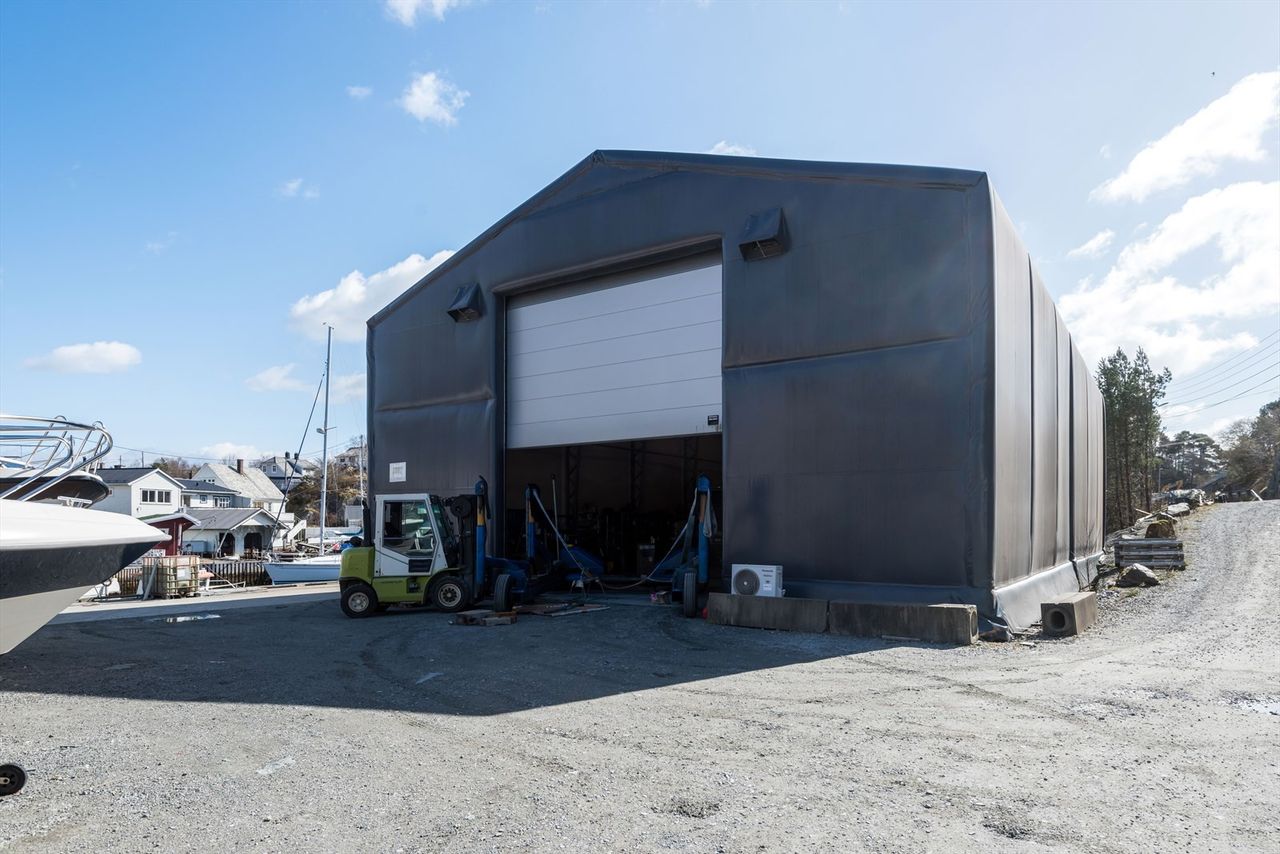 Verkstadhall med truck for løfting av båtar